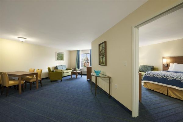 DAYS INN AND SUITES ALTOONA (Altoona)
